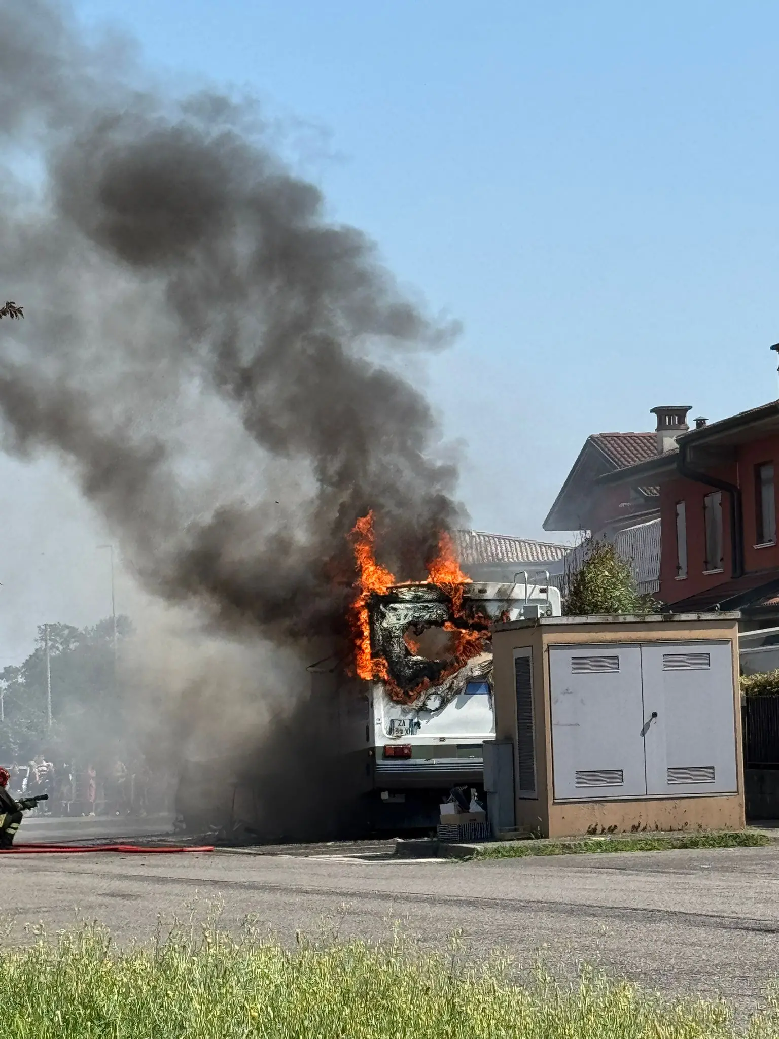 Il camper in fiamme a Ospitaletto