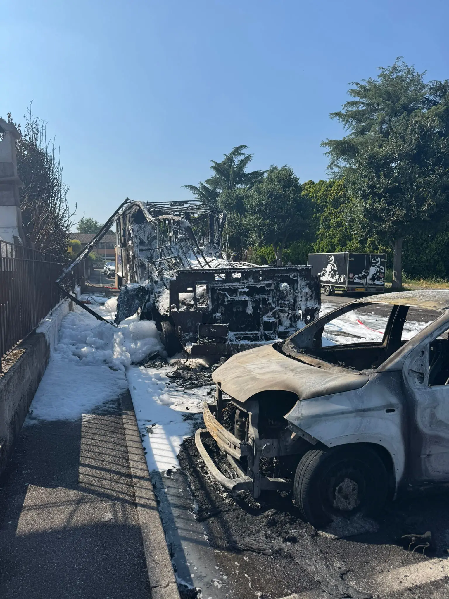 Il camper in fiamme a Ospitaletto