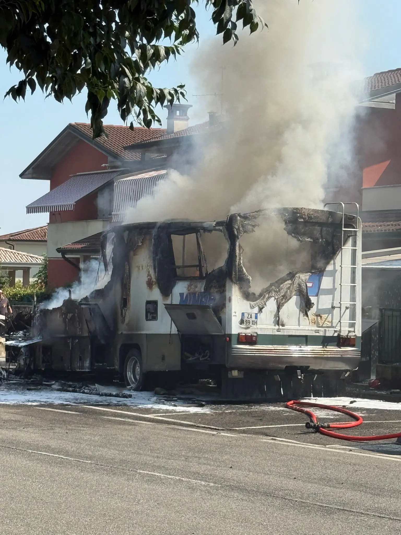 Il camper in fiamme a Ospitaletto