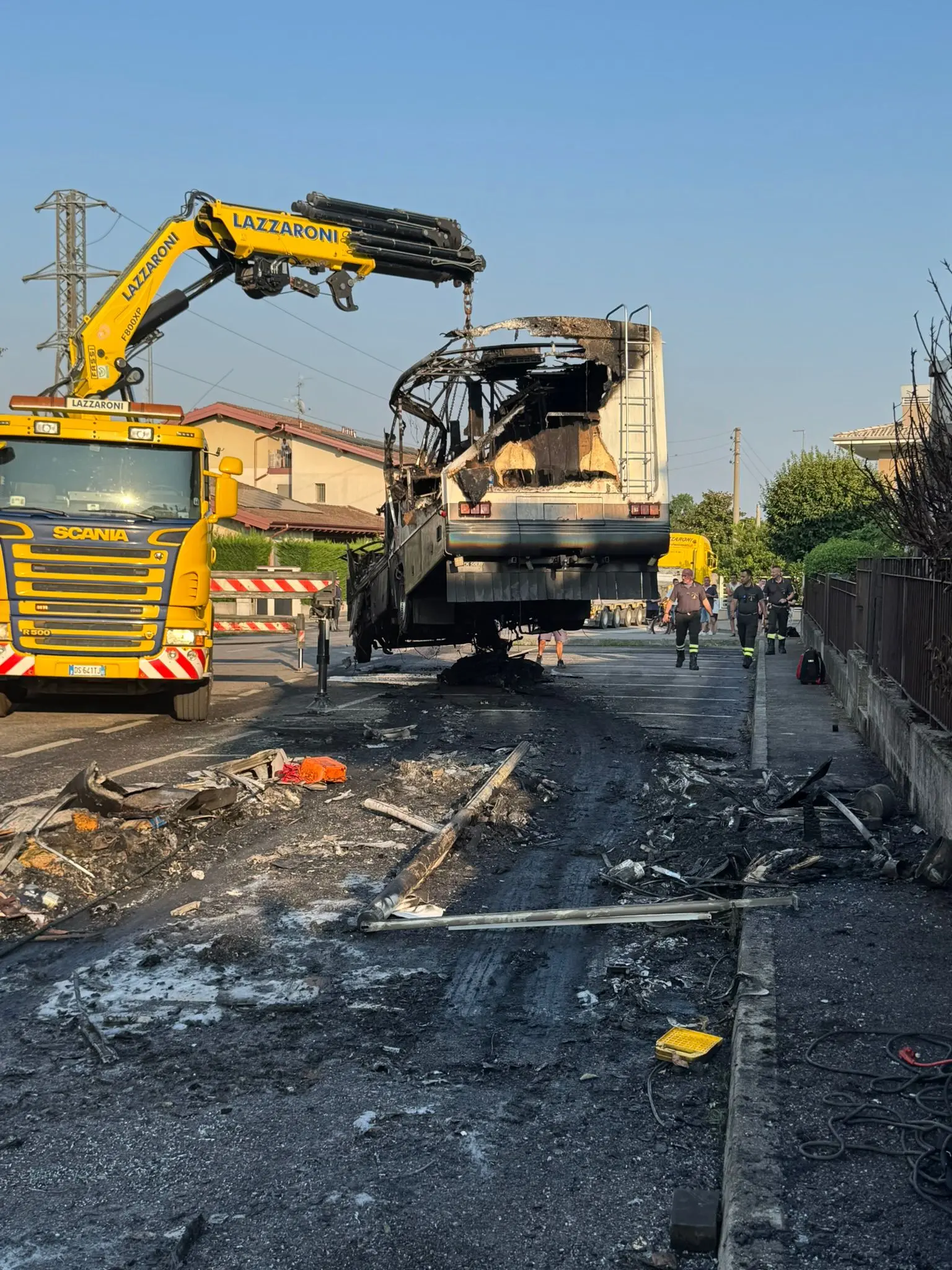 Il camper in fiamme a Ospitaletto