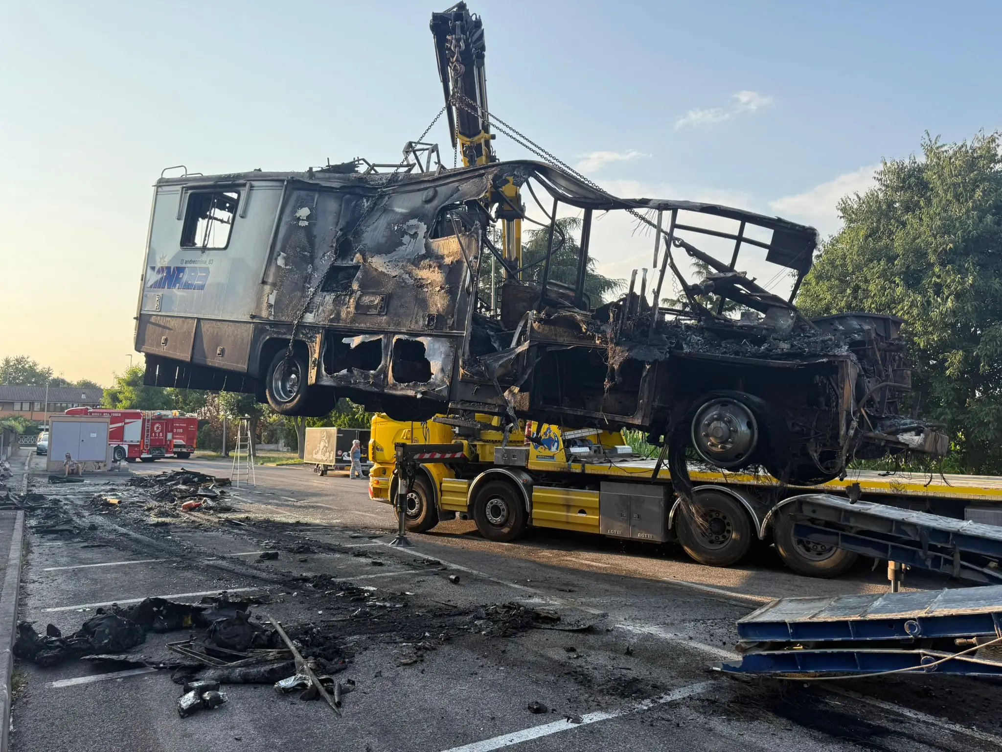 Il camper in fiamme a Ospitaletto