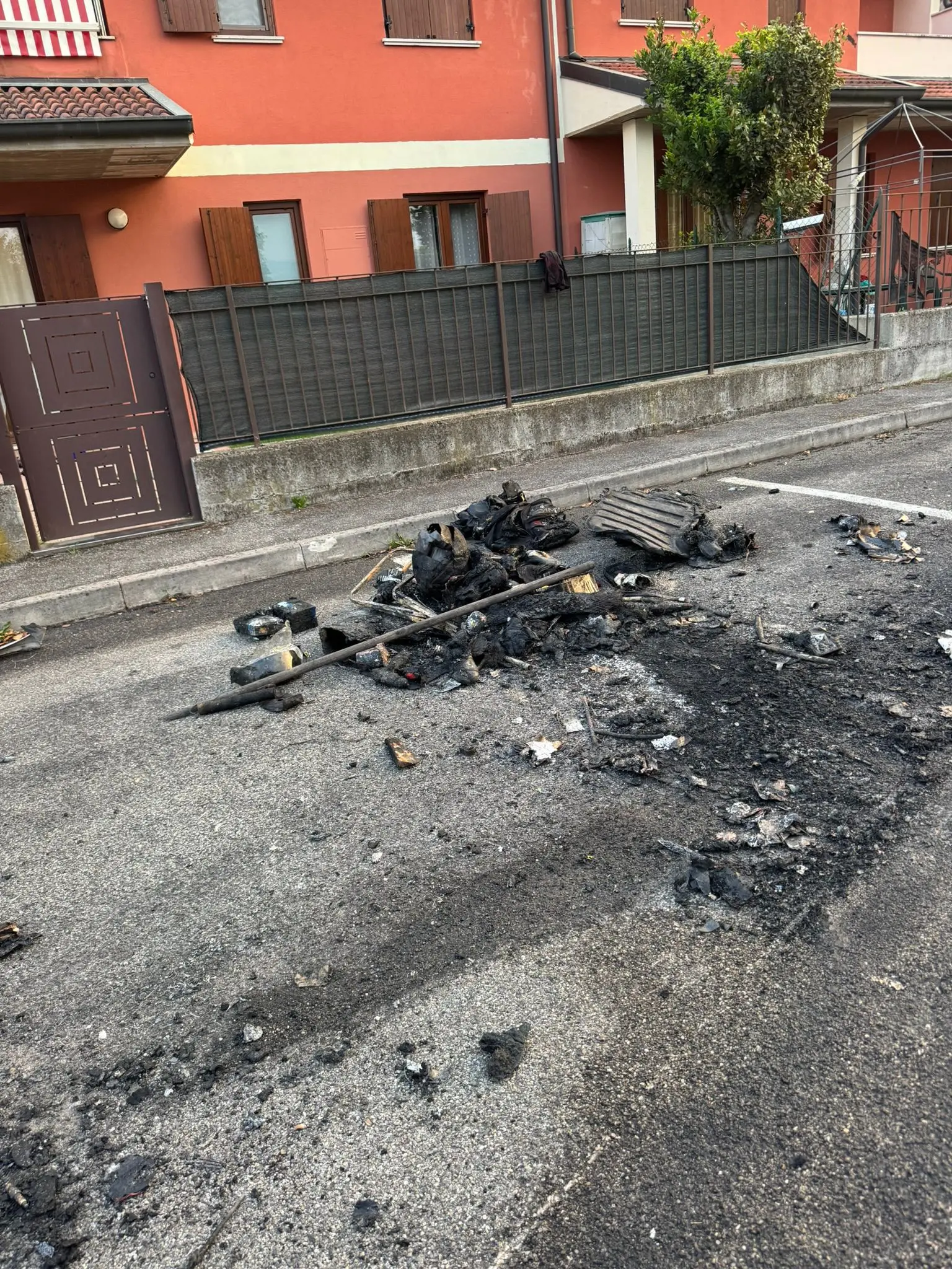 Il camper in fiamme a Ospitaletto