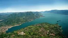 Una veduta aerea del lago di Garda - © www.giornaledibrescia.it