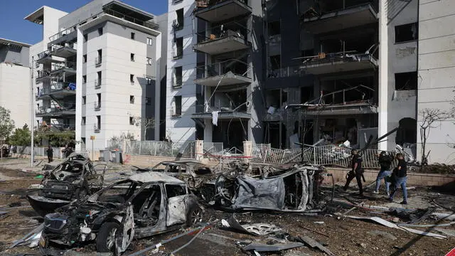 epa12186624 Israeli emergency team members work at the site where Iranian ballistic missiles struck residential buildingsat the site where Iranian ballistic missiles struck residential buildings in Beer Sheva, southern Israel, 20 June 2025. Israel and Iran have been exchanging fire since Israel launched strikes across Iran on 13 June 2025 as part of Operation 'Rising Lion.' EPA/ABIR SULTAN