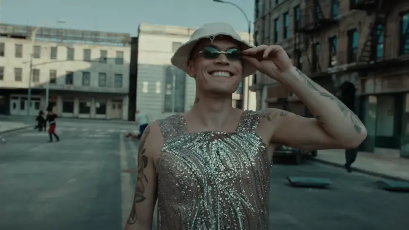 Uno degli outfit di Blanco nel video di «Maledetta rabbia»