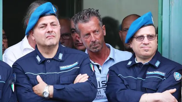 Massimo Giuseppe Bossetti, il carpentiere di Mapello condannato all'ergastolo in Appello per l'omicidio di Yara Gambirasio,dov'è detenuto dal giugno 2014, in attesa di avvicinarsi all'urna con le spoglie di Papa Giovanni XXIII nel carcere di Bergamo, 24 maggio 2018. ANSA/Gianpaolo Magni