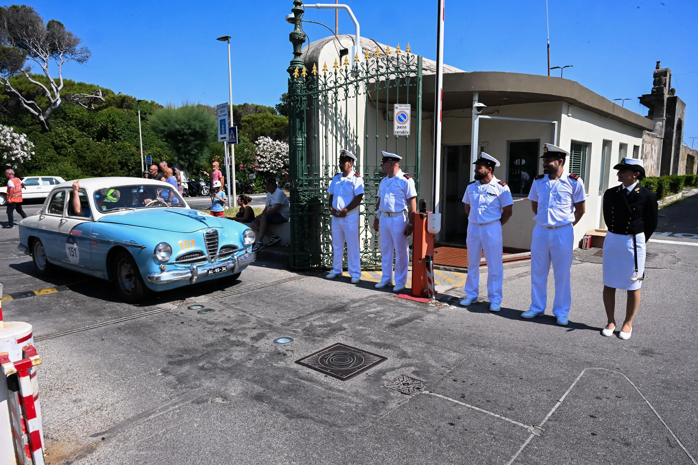 Mille Miglia 2025, il passaggio dall'Accademia Navale di Livorno