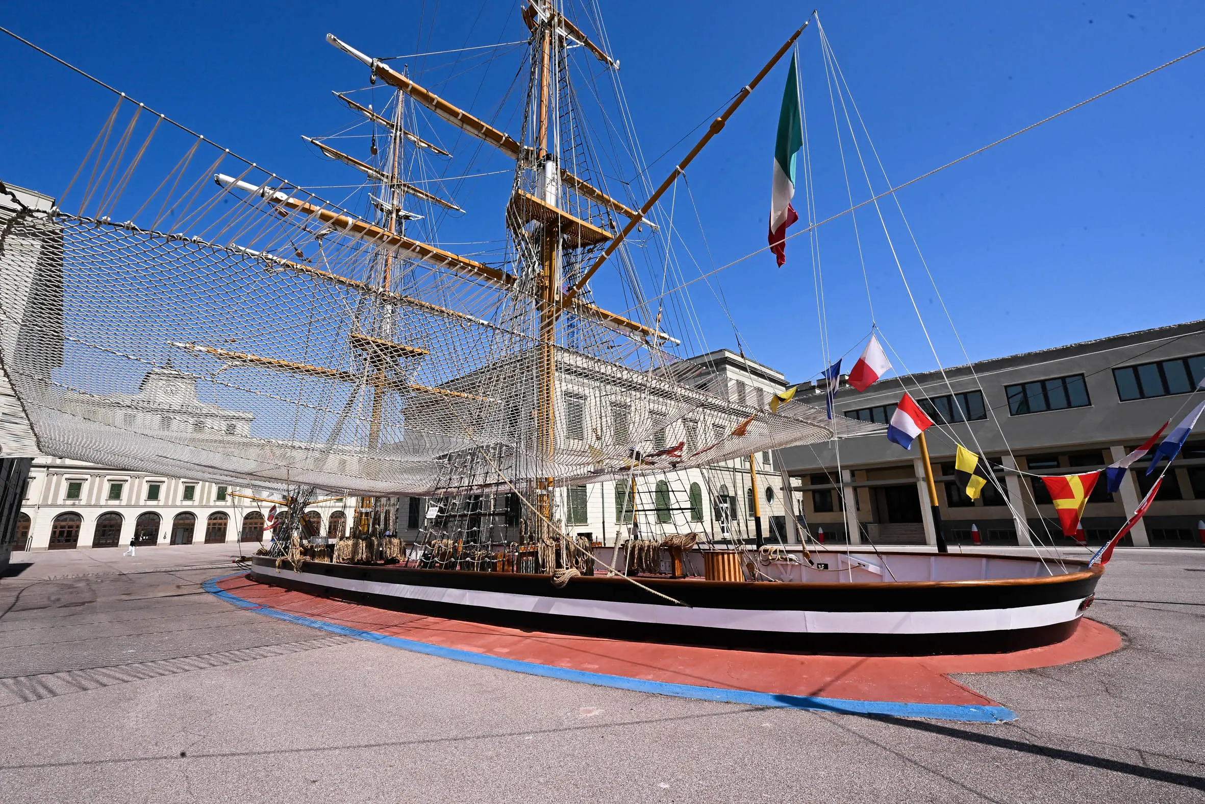 Mille Miglia 2025, il passaggio dall'Accademia Navale di Livorno