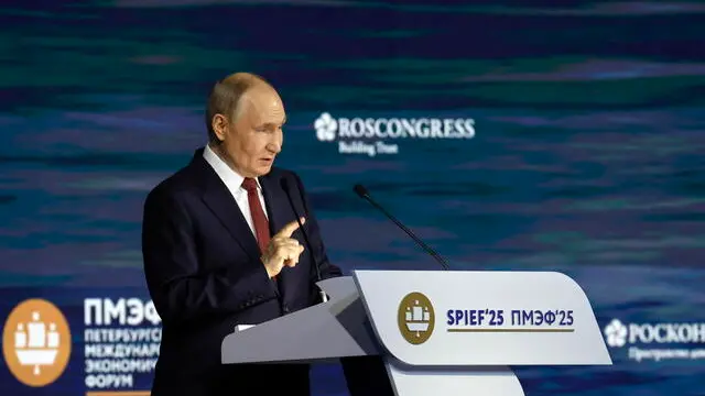 epa12187628 Russian President Vladimir Putin delivers his speech during a main plenary session of the 28th Saint Petersburg International Economic Forum (SPIEF) in St. Petersburg, Russia, 20 June 2025. The forum runs from 18 to 21 June 2025. EPA/ANATOLY MALTSEV