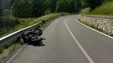 La moto sul luogo dell'incidente - © www.giornaledibrescia.it