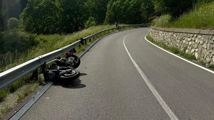 La moto sul luogo dell'incidente - © www.giornaledibrescia.it