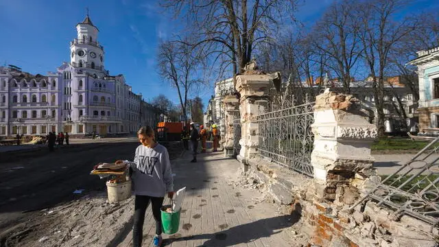 epa12033280 Ukrainians clean debris at the site of a rocket strike in Sumy, Ukraine, 15 April 2025, amid the ongoing Russian invasion. According to a report by the State Emergency Service, 35 people were killed, including 2 children, and 129 people were injured, including 17 children, after two Russian rockets struck downtown Sumy on the morning of 13 April 2025. EPA/SERGEY KOZLOV
