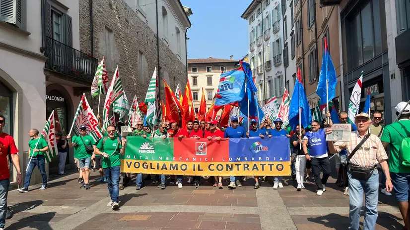 I metalmeccanici bresciani in corteo per le vie di Bergamo © www.giornaledibrescia.it