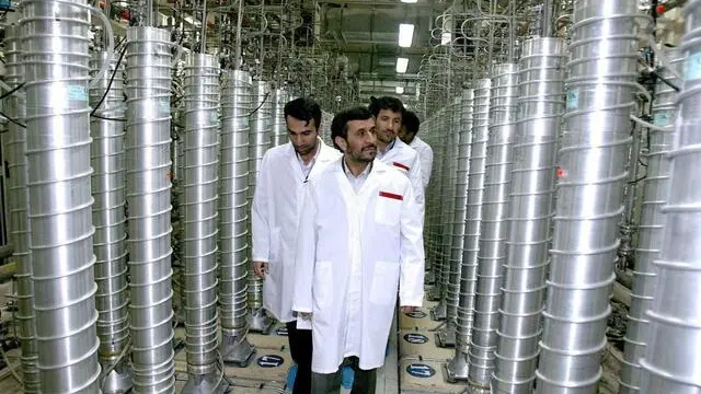 Il presidente iraniano Mahmoud Ahmadinejad durante una visita alla centrale nucleare di Natanz in un'immagine dell' 8 marzo 2007. "Diverse centrifughe" - impiegate per l'arricchimento dell'uranio negli impianti nucleari - sono state colpite da un virus informatico. Lo ha detto oggi il presidente iraniano Mahmud Ahmadinejad. ANSA/IRAN'S PRESIDENCY OFFICE HANDOUT