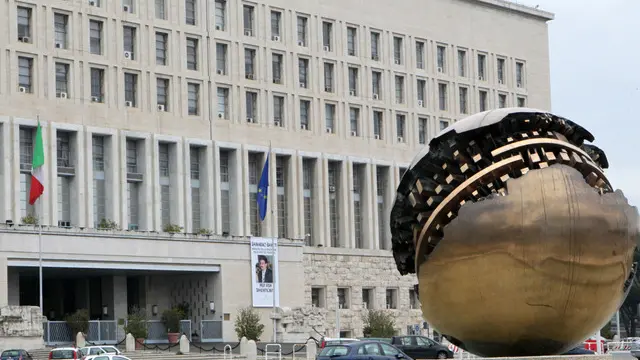 I l ministro Shahbaz Bhatti raffigurato in uno striscione afisso oggi all'entrata del ministero degli Esteri Roma 5marzo2011ANSA/FABIO CAMPANA