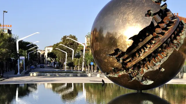 (ANSA) - PESARO, 15 MAG - Pesaro: Palla di Pomodoro e centro storico.