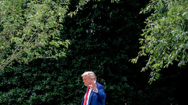 epa12188211 US President Donald Trump walks on the South Lawn of the White House before boarding Marine One in Washington, DC, USA, 20 June 2025. EPA/STEFANI REYNOLDS / POOL