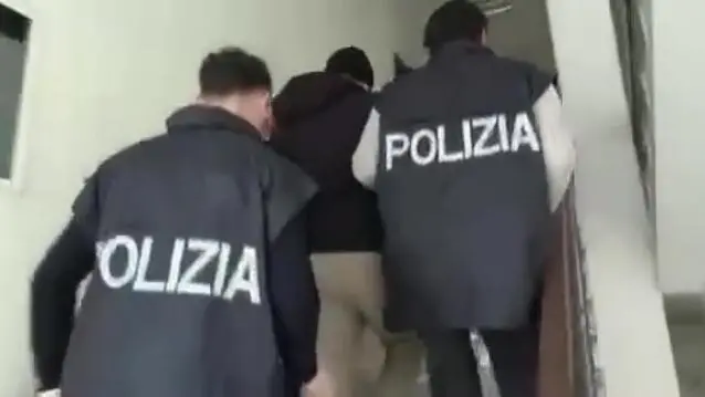 Oltre 100 perquisizioni e 34 arresti eseguiti in 56 città. E' il bilancio di operazione nazionale contro lo sfruttamento sessuale dei minori online condotta dalla Polizia di Stato e coordinata dalla procura di Catania Secondo la Polizia postale - che ha impegnato 500 operatori- si tratta di una tra le più vaste azioni compiute ad oggi in Italia. ANSA/US POLIZIA +++ NO SALES, EDITORIAL USE ONLY ++