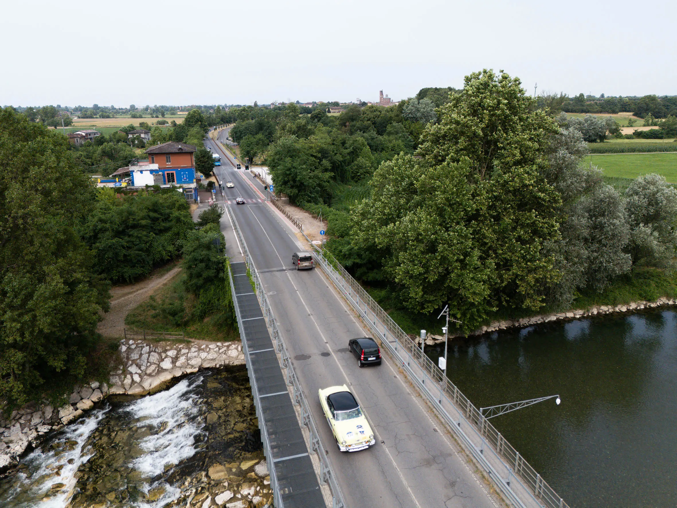 Mille Miglia 2025, il passaggio sul fiume Oglio