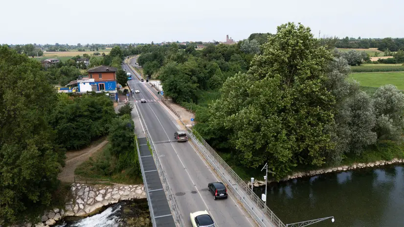 Mille Miglia 2025, il passaggio sul fiume Oglio