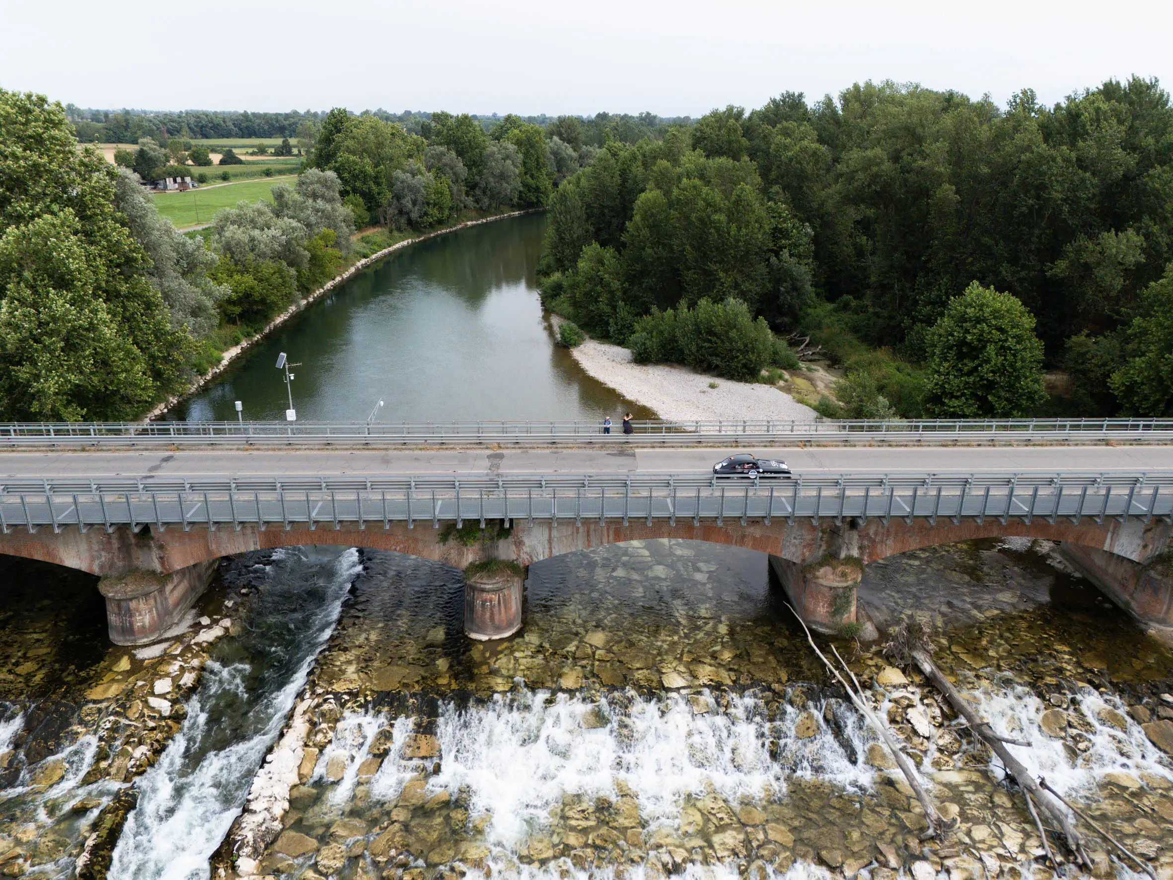 Mille Miglia 2025, il passaggio sul fiume Oglio
