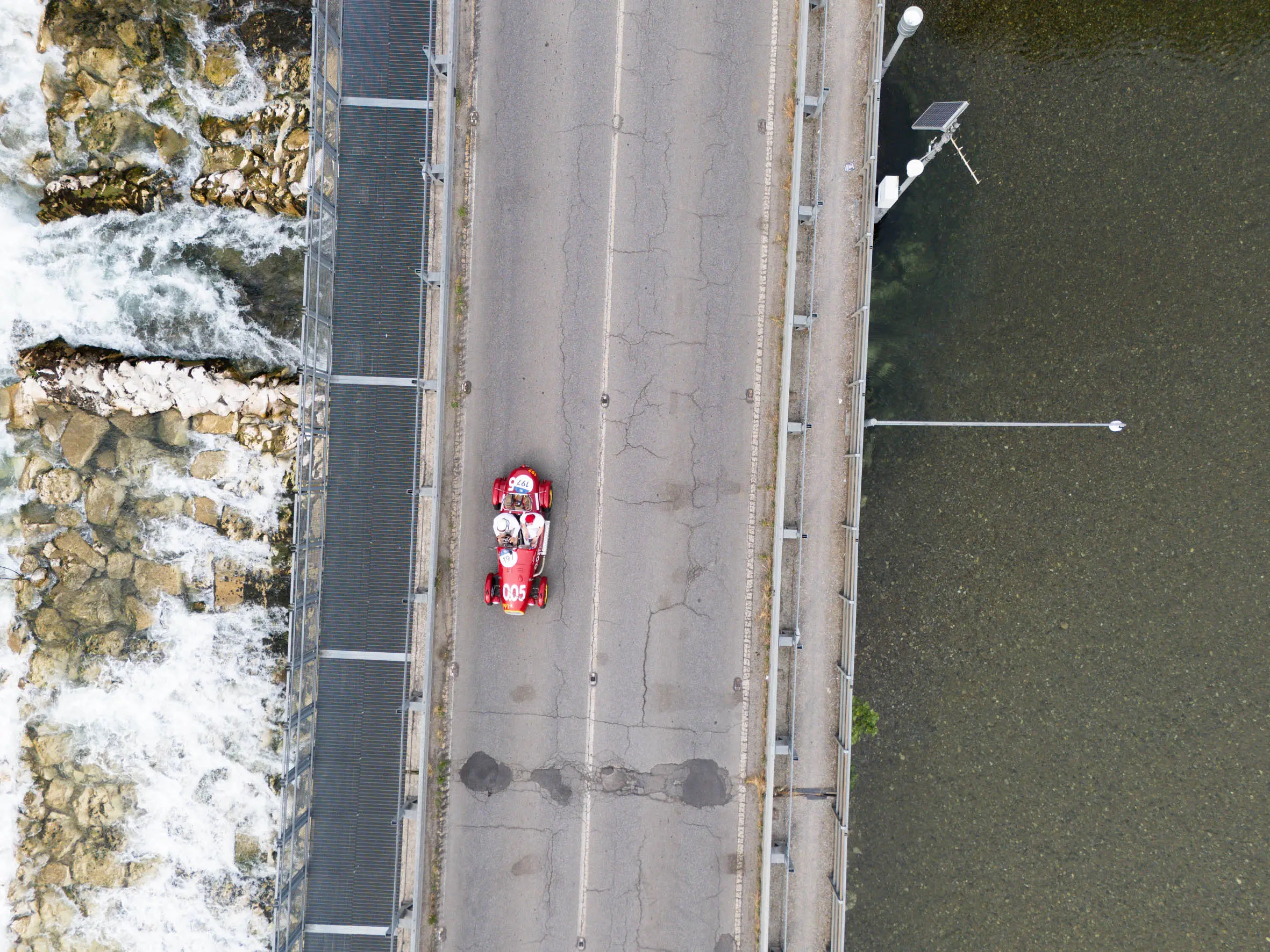 Mille Miglia 2025, il passaggio sul fiume Oglio