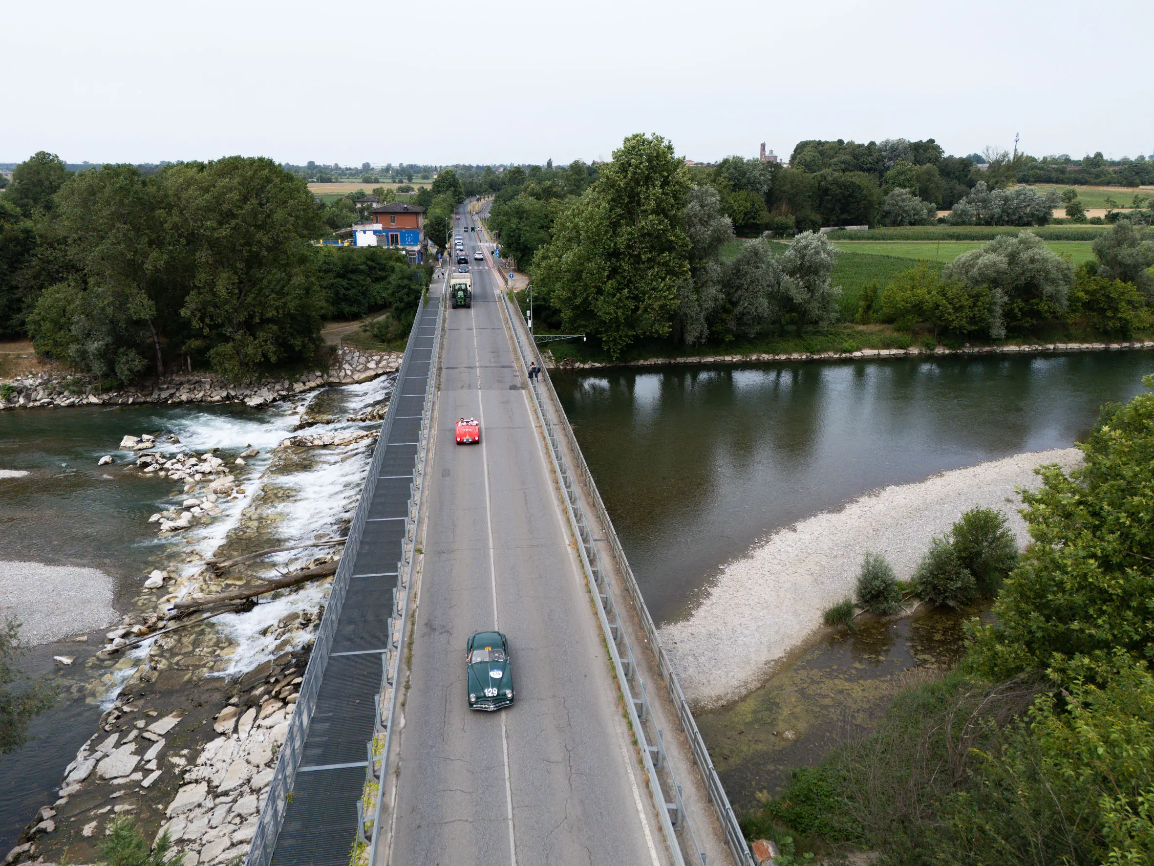 Mille Miglia 2025, il passaggio sul fiume Oglio
