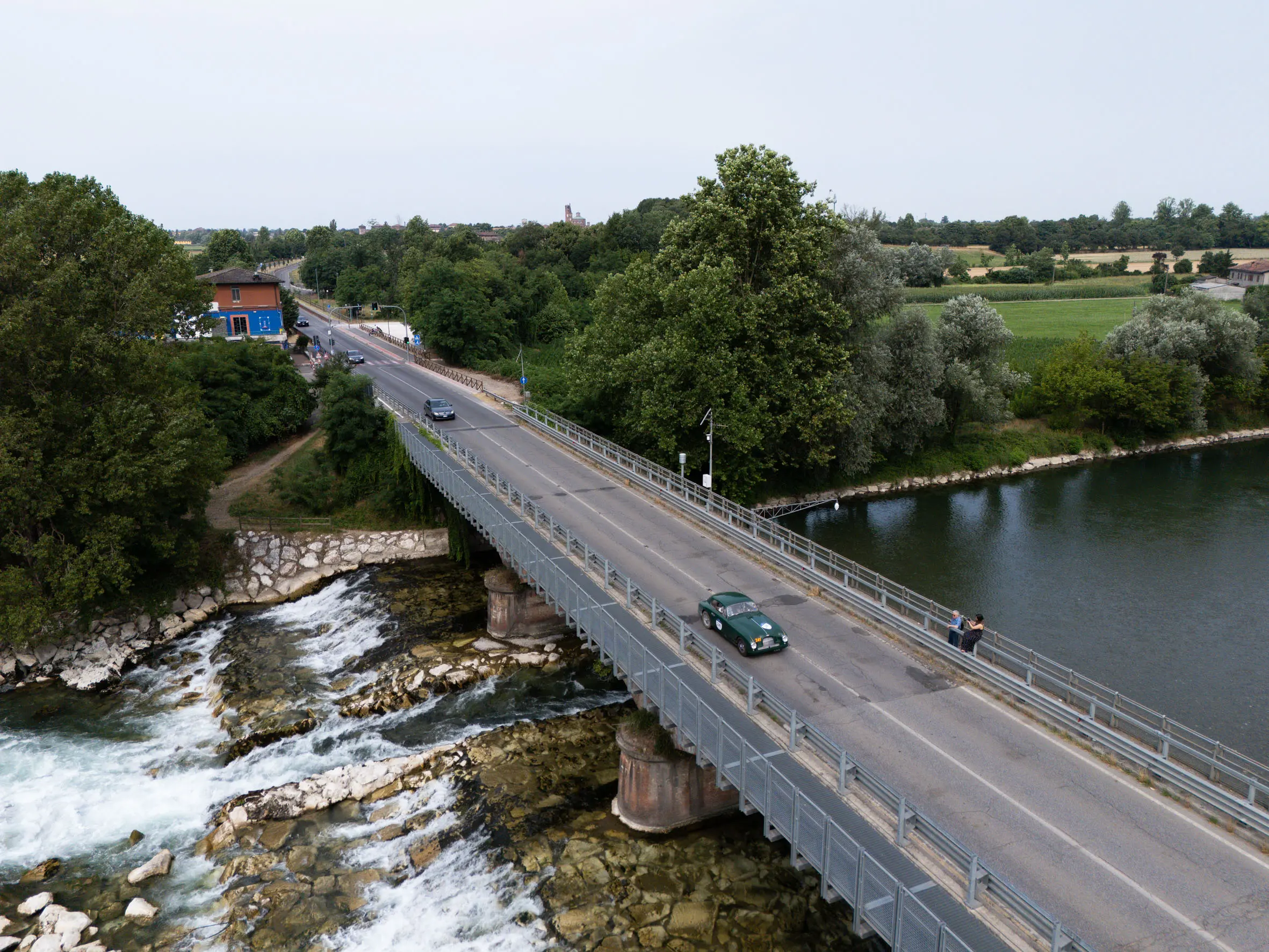 Mille Miglia 2025, il passaggio sul fiume Oglio