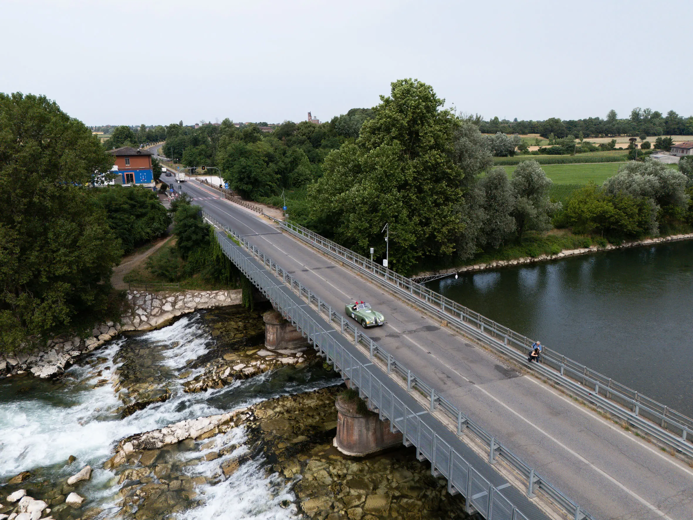 Mille Miglia 2025, il passaggio sul fiume Oglio