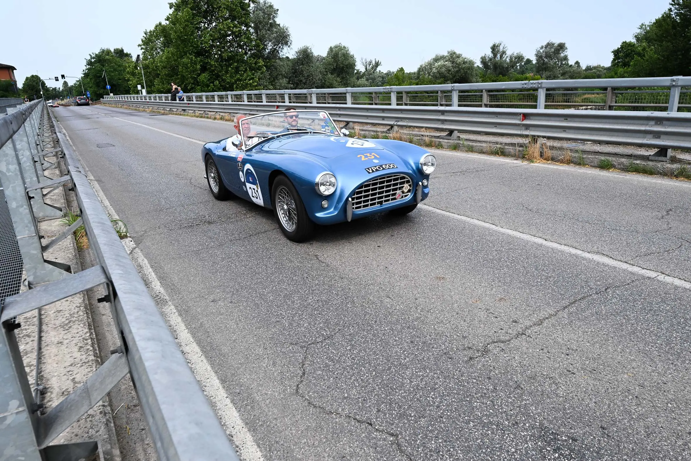 Mille Miglia 2025, il passaggio sul fiume Oglio