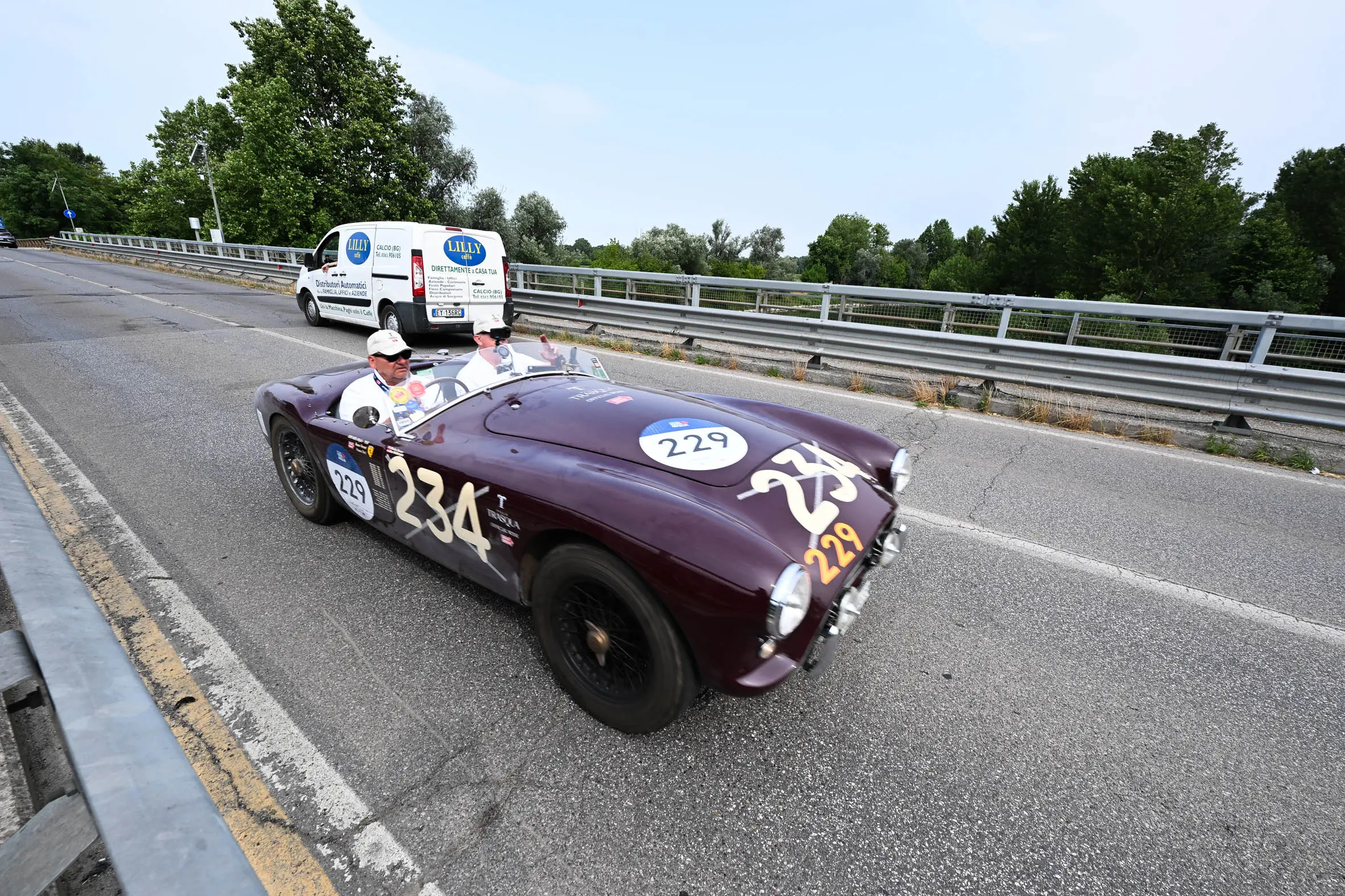 Mille Miglia 2025, il passaggio sul fiume Oglio