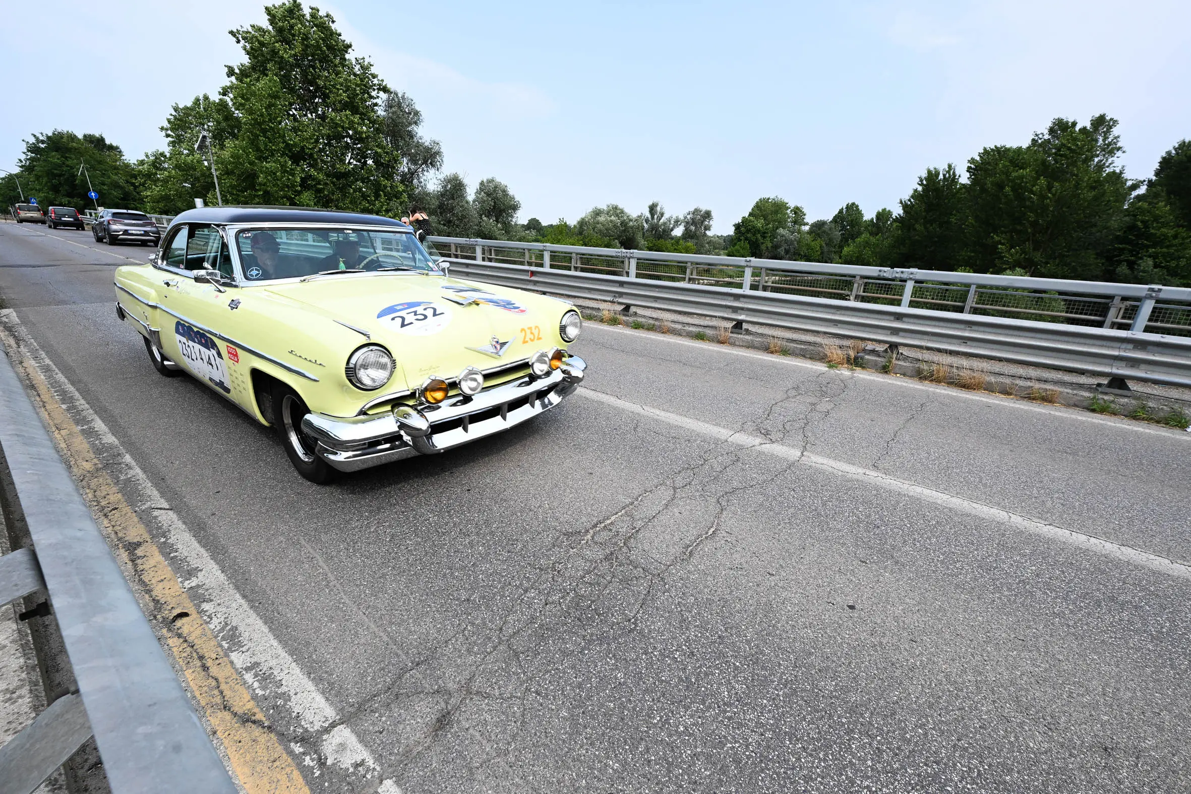 Mille Miglia 2025, il passaggio sul fiume Oglio