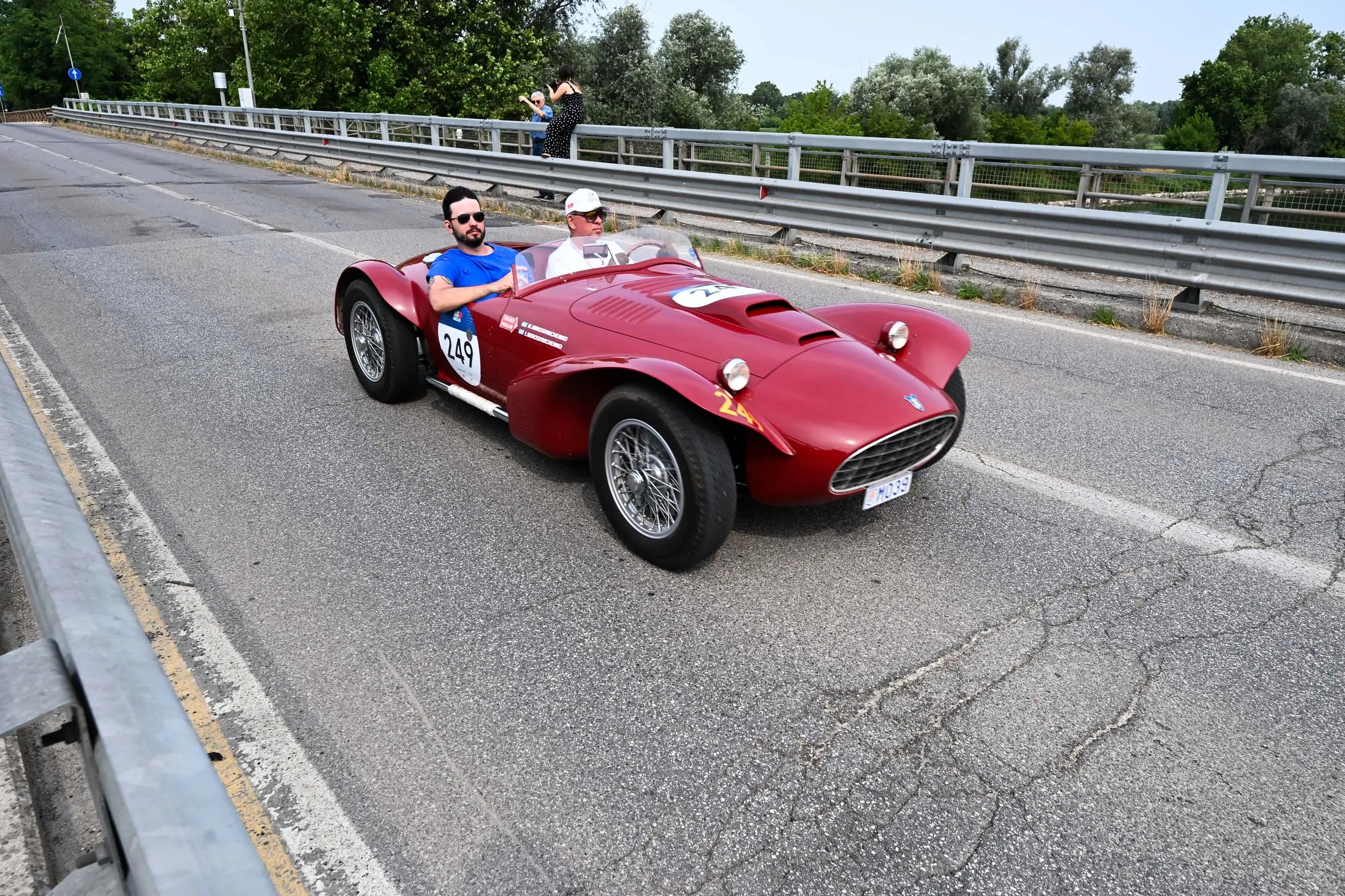 Mille Miglia 2025, il passaggio sul fiume Oglio