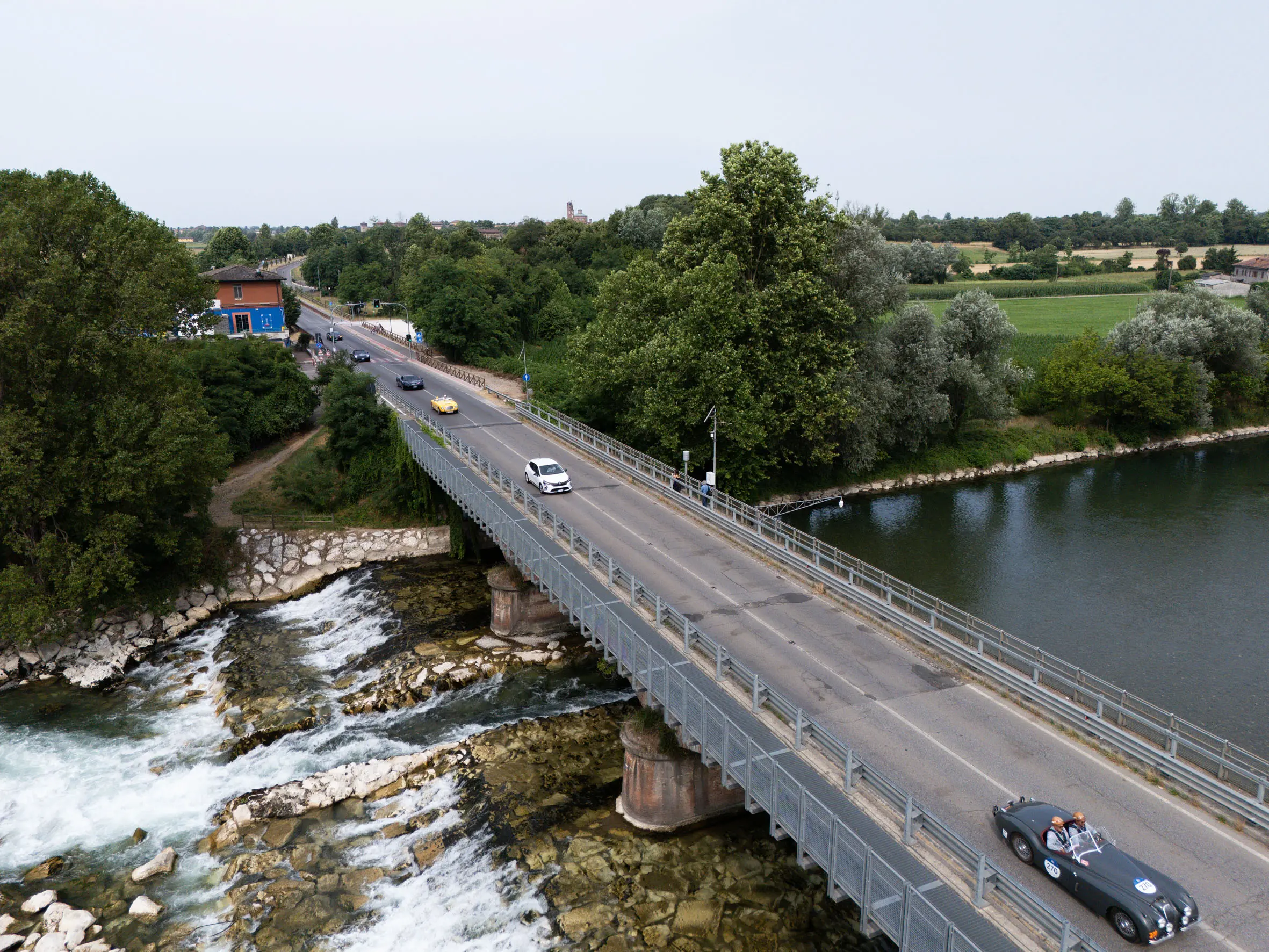 Mille Miglia 2025, il passaggio sul fiume Oglio