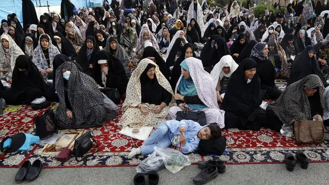 epa11269206 Iranian women attend Eid-al Fitr prayers at the shrine of Abdol Azim, in Shahr-e Ray, Iran, 10 April 2024. Muslims worldwide celebrate Eid al-Fitr, a two or three-day festival at the end of the Muslim holy fasting month of Ramadan. It is one of the two major holidays in Islam. During Eid al-Fitr, most people travel to visit each other in town or outside of it and children receive new clothes and money to spend for the occasion. EPA/ABEDIN TAHERKENAREH