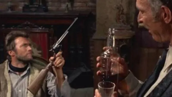 Clint Eastwood con un'arma prodotta a Gardone Val Trompia