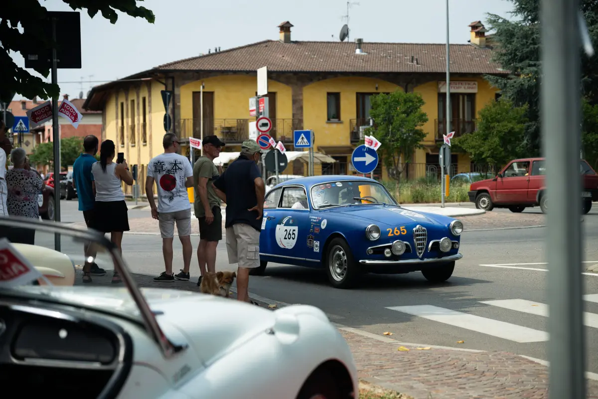 Mille Miglia 2025, il passaggio da Adro