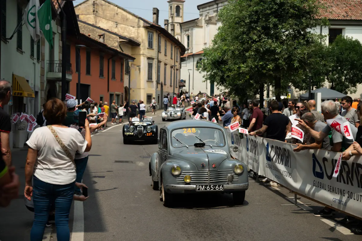 Mille Miglia 2025, il passaggio da Adro