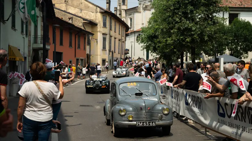 Mille Miglia 2025, il passaggio da Adro