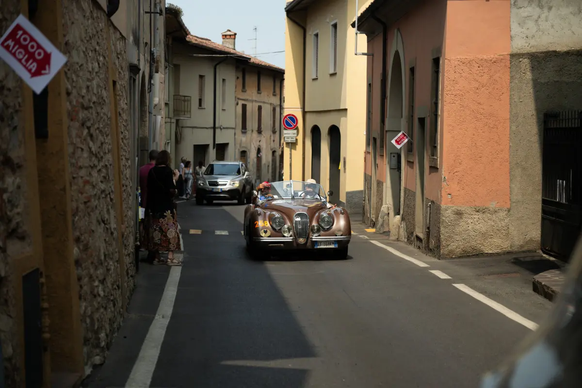 Mille Miglia 2025, il passaggio da Adro
