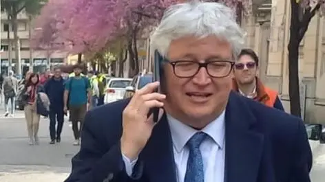 Felice Alberto De Toni (C), Udine, 17 aprile 2023. Con solo una sezione ancora da scrutinare sulle 98 allestite, il candidato sindaco di Udine per il centro sinistra, Felice Alberto De Toni, vince con il 52,8% delle preferenze. Il candidato del centrodestra e sindaco uscente Pietro Fontanini si ferma al 47,2%. ANSA / Alberto Rochira