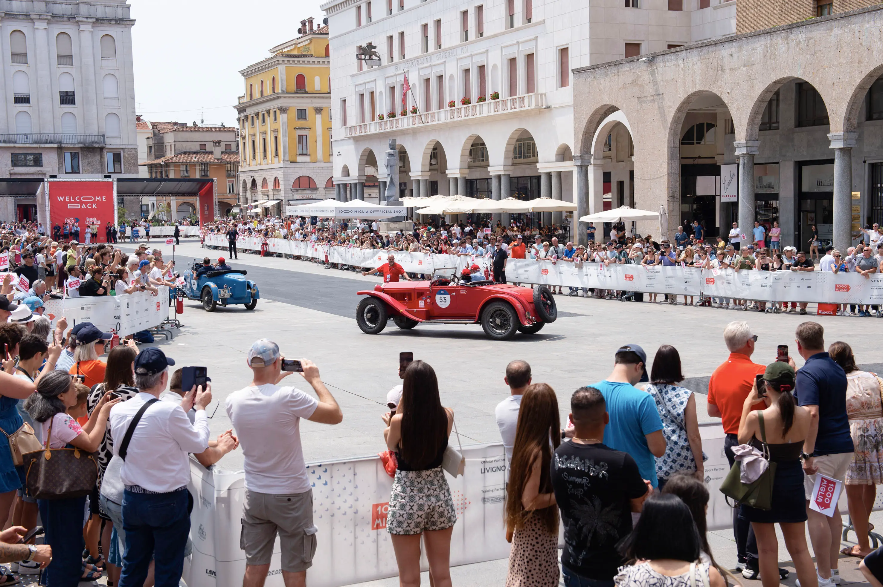 CRONACA BRESCIA MILLE MIGLIA 2025 ARRIVO VETTURE IN PIAZZA VITTORIA NELLA FOTO MOMENTI DELL’EVENTO 21–06-2025 PIERPAOLO PAPETTI AGENZIA NEWREPORTER