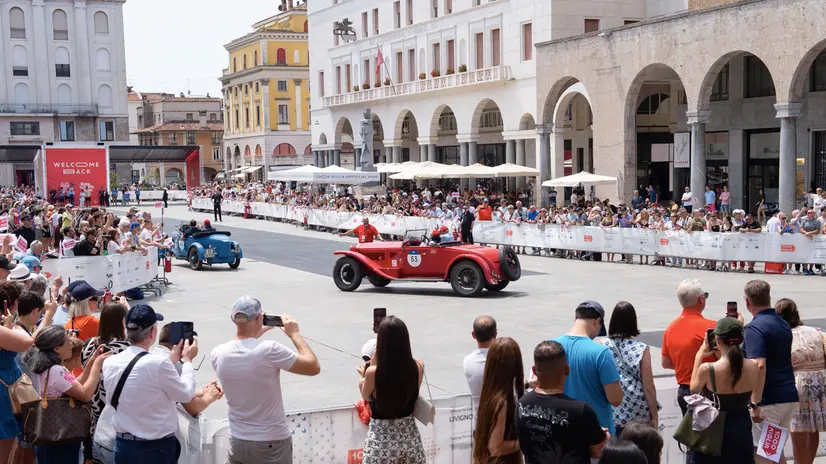 CRONACA BRESCIA MILLE MIGLIA 2025 ARRIVO VETTURE IN PIAZZA VITTORIA NELLA FOTO MOMENTI DELL’EVENTO 21–06-2025 PIERPAOLO PAPETTI AGENZIA NEWREPORTER
