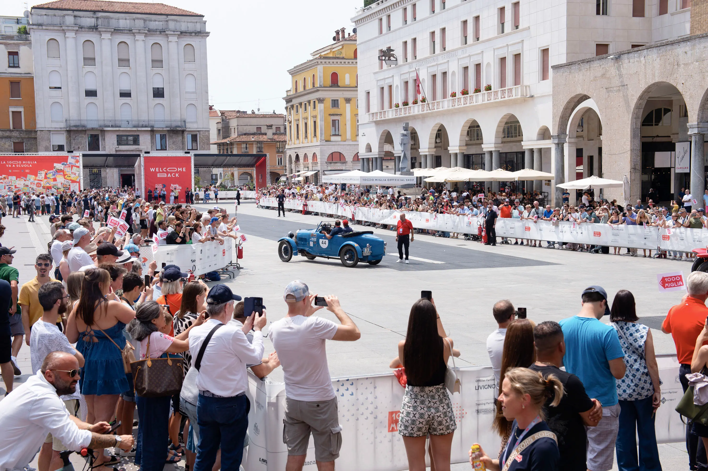 CRONACA BRESCIA MILLE MIGLIA 2025 ARRIVO VETTURE IN PIAZZA VITTORIA NELLA FOTO MOMENTI DELL’EVENTO 21–06-2025 PIERPAOLO PAPETTI AGENZIA NEWREPORTER