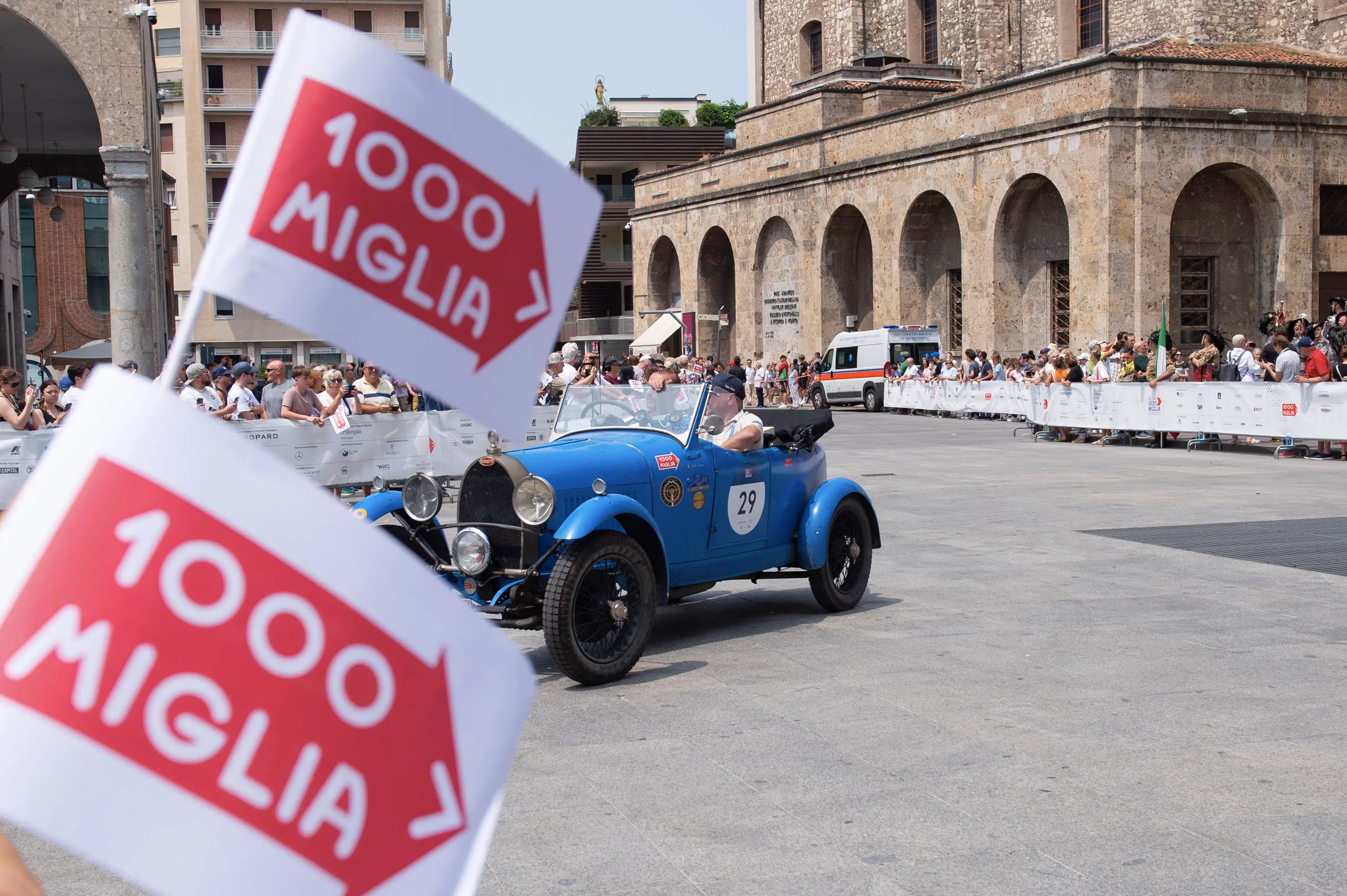 CRONACA BRESCIA MILLE MIGLIA 2025 ARRIVO VETTURE IN PIAZZA VITTORIA NELLA FOTO MOMENTI DELL’EVENTO 21–06-2025 PIERPAOLO PAPETTI AGENZIA NEWREPORTER
