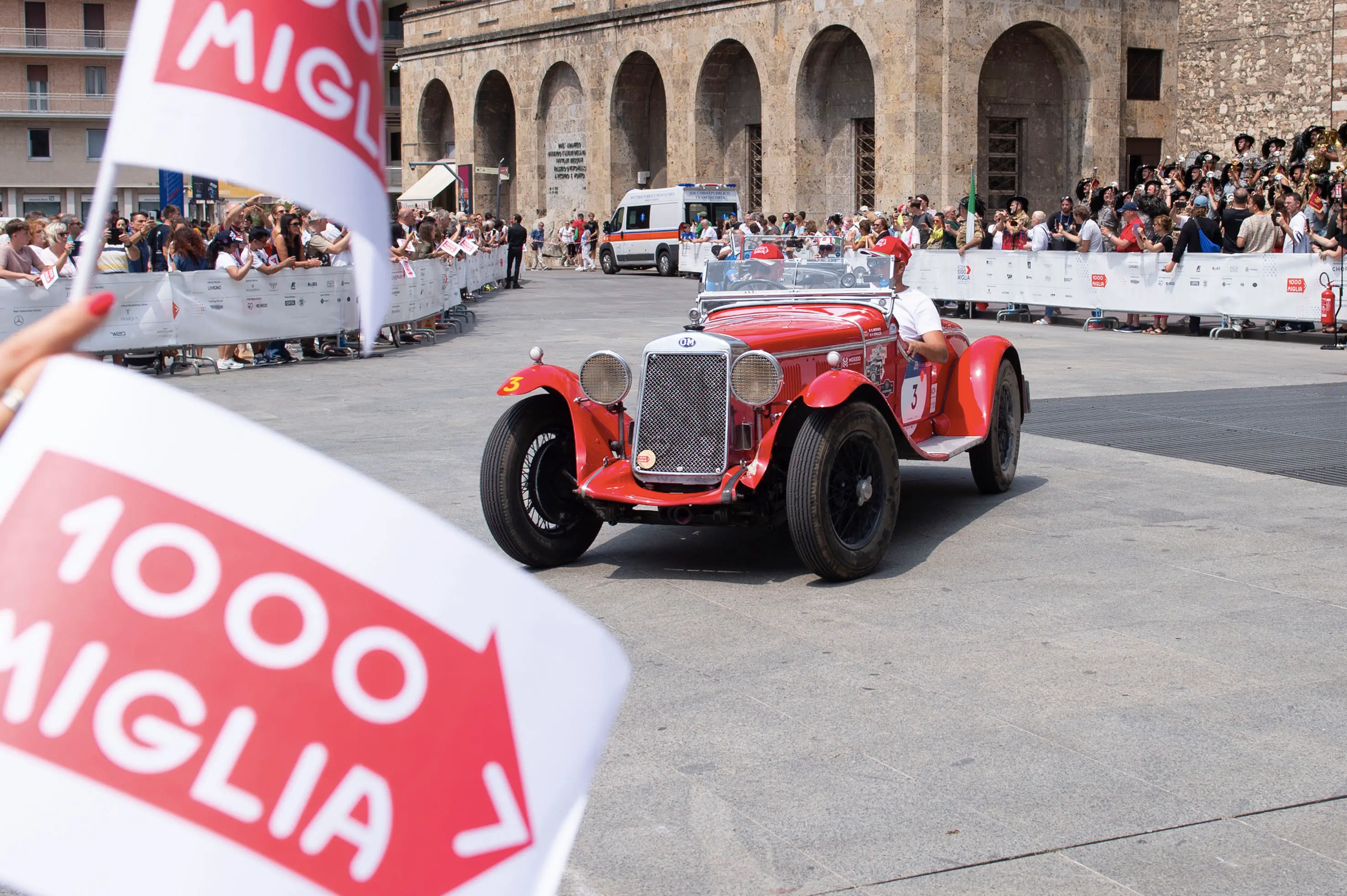 CRONACA BRESCIA MILLE MIGLIA 2025 ARRIVO VETTURE IN PIAZZA VITTORIA NELLA FOTO MOMENTI DELL’EVENTO 21–06-2025 PIERPAOLO PAPETTI AGENZIA NEWREPORTER