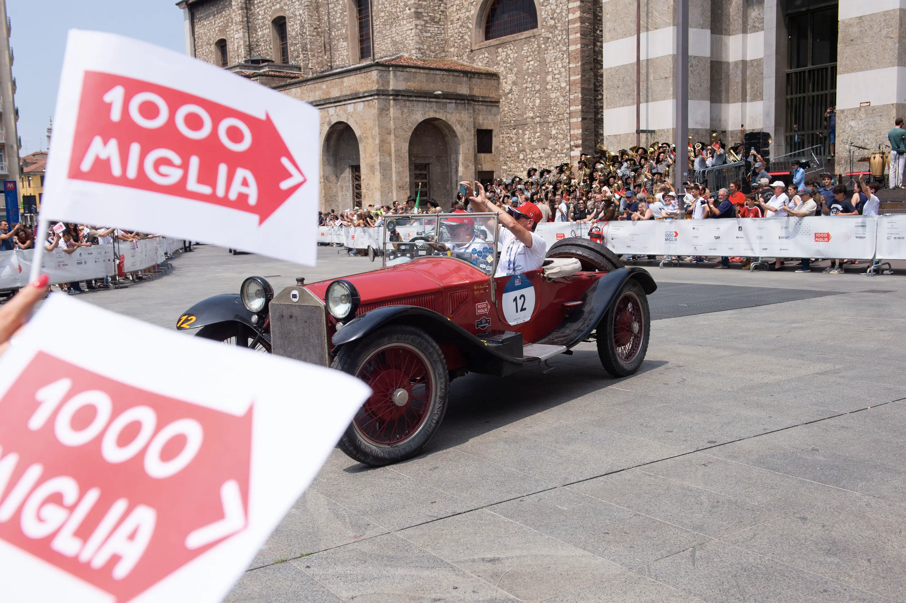 CRONACA BRESCIA MILLE MIGLIA 2025 ARRIVO VETTURE IN PIAZZA VITTORIA NELLA FOTO MOMENTI DELL’EVENTO 21–06-2025 PIERPAOLO PAPETTI AGENZIA NEWREPORTER