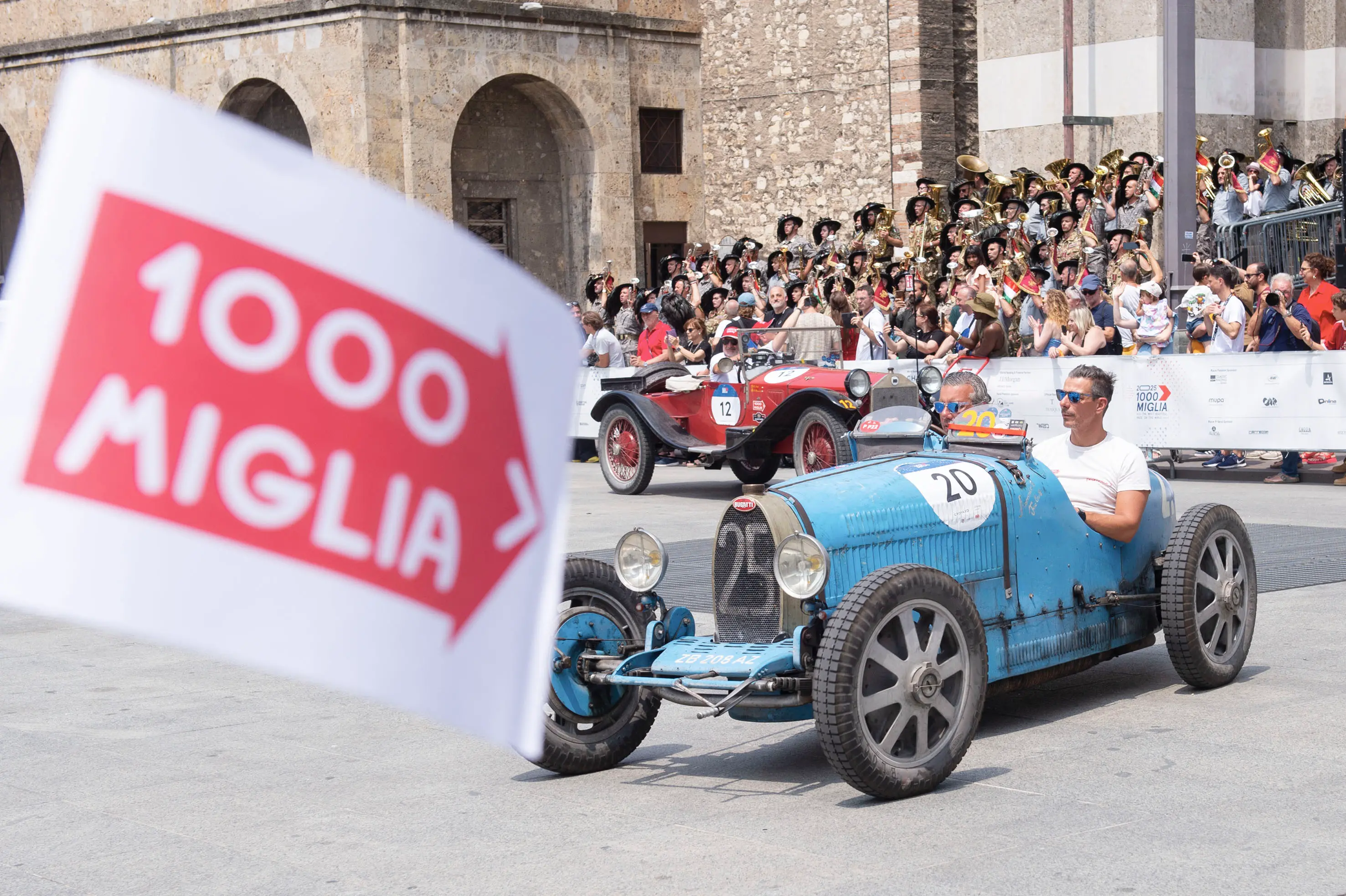 CRONACA BRESCIA MILLE MIGLIA 2025 ARRIVO VETTURE IN PIAZZA VITTORIA NELLA FOTO MOMENTI DELL’EVENTO 21–06-2025 PIERPAOLO PAPETTI AGENZIA NEWREPORTER