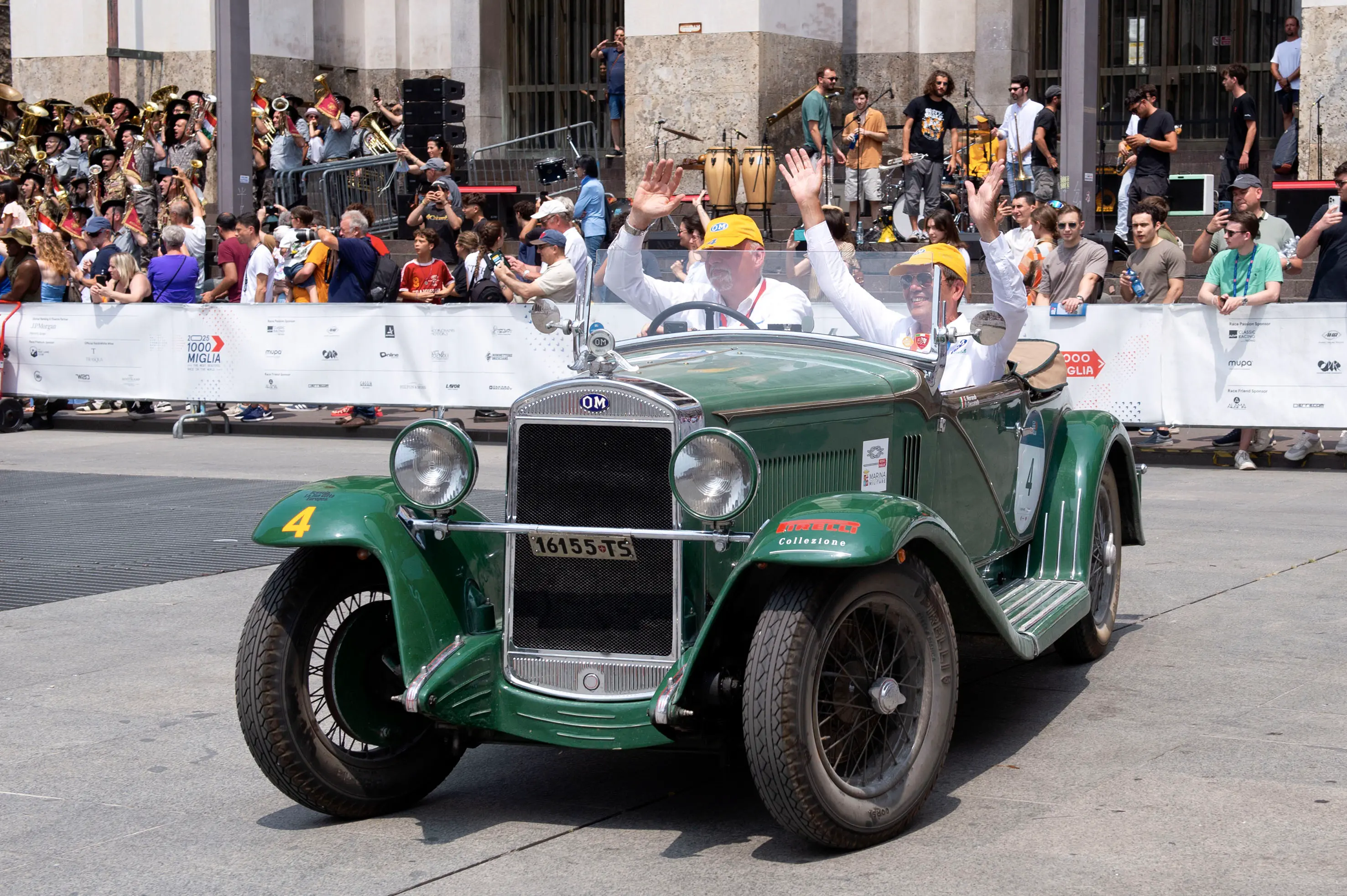 CRONACA BRESCIA MILLE MIGLIA 2025 ARRIVO VETTURE IN PIAZZA VITTORIA NELLA FOTO MOMENTI DELL’EVENTO 21–06-2025 PIERPAOLO PAPETTI AGENZIA NEWREPORTER