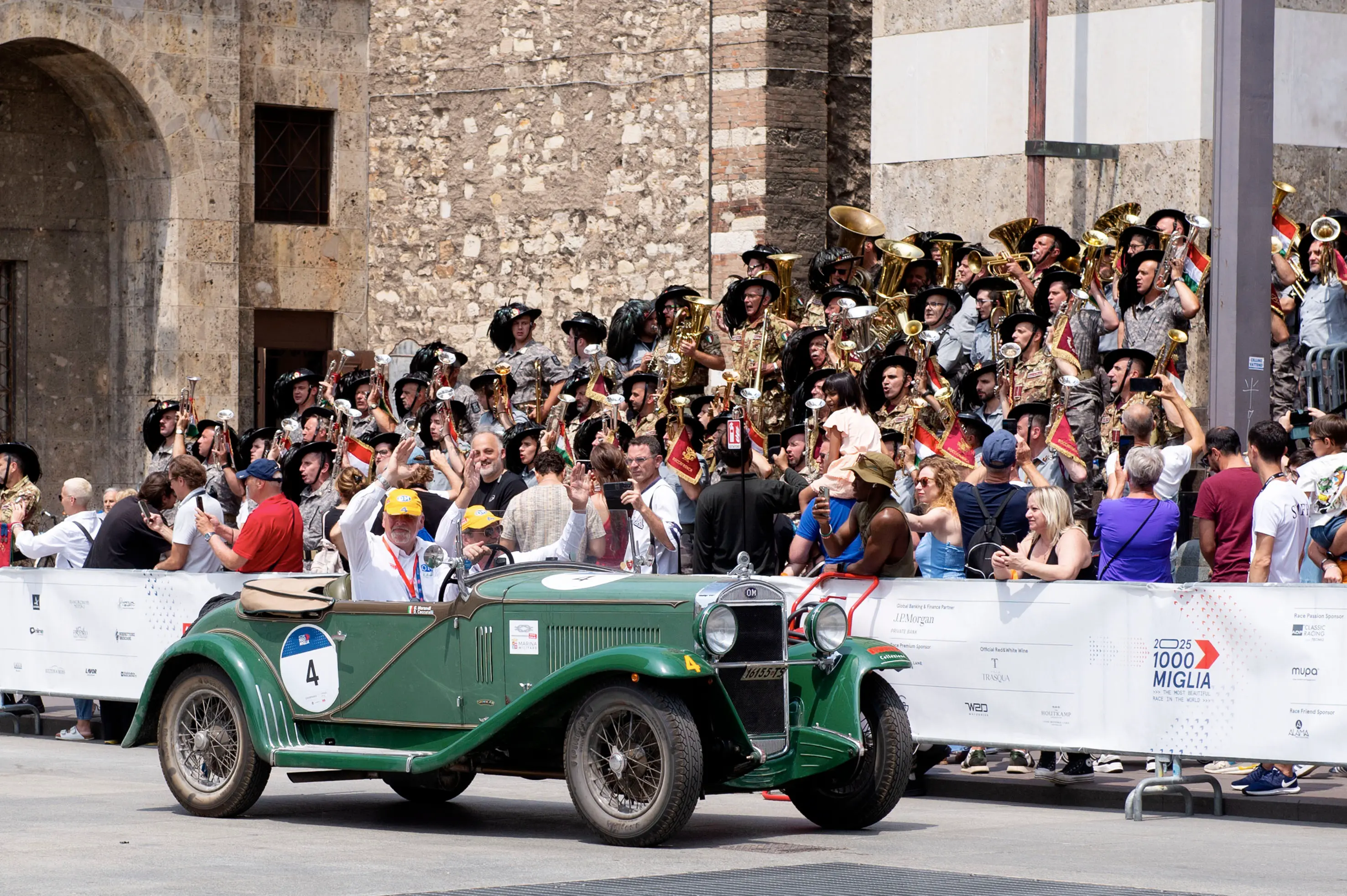 CRONACA BRESCIA MILLE MIGLIA 2025 ARRIVO VETTURE IN PIAZZA VITTORIA NELLA FOTO MOMENTI DELL’EVENTO 21–06-2025 PIERPAOLO PAPETTI AGENZIA NEWREPORTER